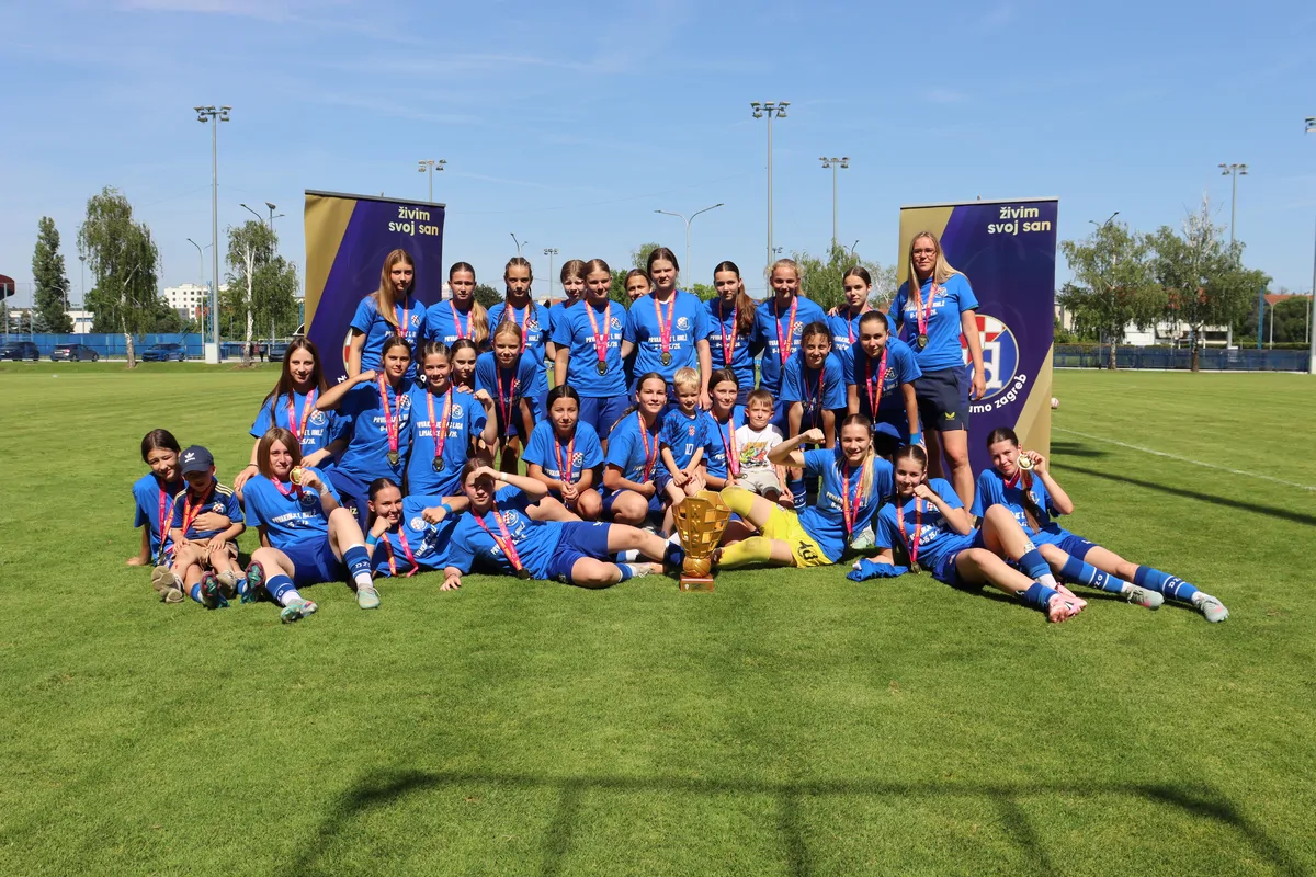 ŽNK Dinamo skupna slavlje trofej pionirke